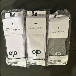 ALO Yoga Socks bundle in Gray and White